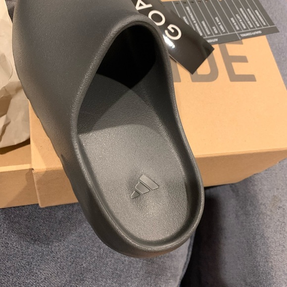 Youth size 3 black Yeezy slides - Picture 3 of 3